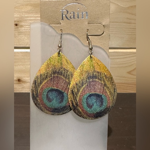 Jewelry - BNWT peacock feather design gold earrings